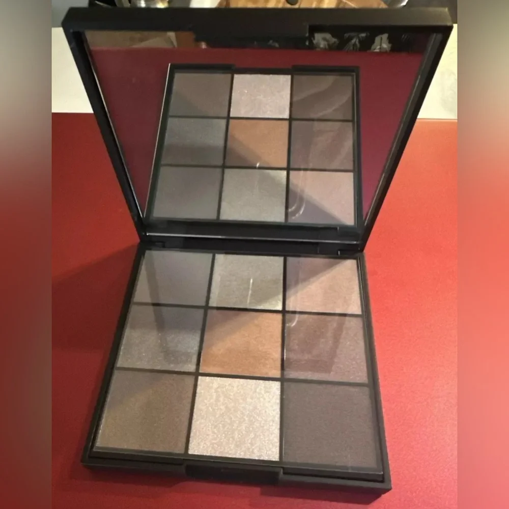 Avon fmg Cashmere Eyeshadow Palette -‎ Essential Eyes